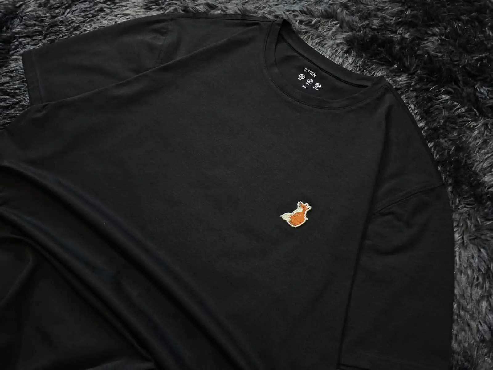 POLERA NEGRA BORDADO ZORRO ♣️🔥 - vista 2